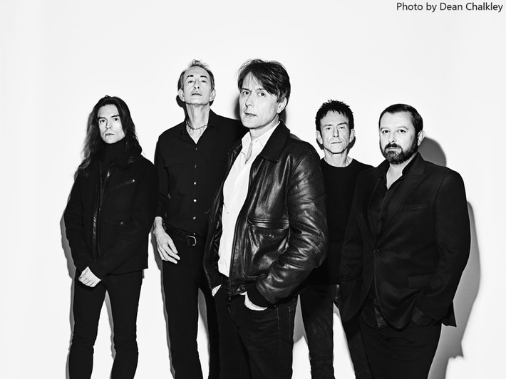 SUEDE、"Virgin Radio UK"の企画"Live At The Top Of The Tower"でのパフォーマンス映像公開