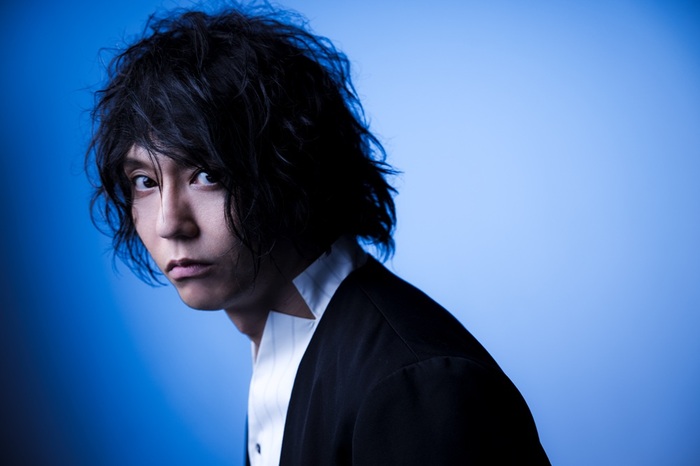 UNISON SQUARE GARDENの田淵智也、40歳記念ソロ・カバー・アルバム『田淵智也』リリース決定。インパクト大のアートワークも公開