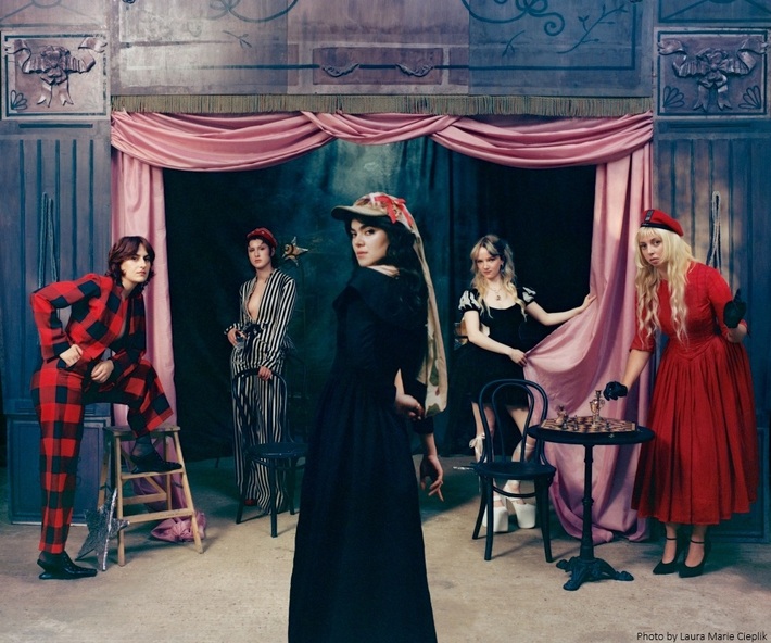 THE LAST DINNER PARTY、2ndアルバム『From The Pyre』国内盤ボーナス・トラック詳細発表。今年4月に行われたジャパン・ツアー含むライヴ音源4曲収録