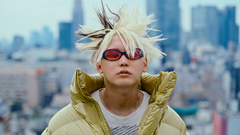 秋山黄色、TVアニメ"味方が弱すぎて補助魔法に徹していた宮廷魔法師、追放されて最強を目指す"オープニング主題歌「Quest」の"ゲーム・キャラに扮した"MV公開