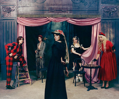 THE LAST DINNER PARTY、英TV番組"Later... with Jools Holland"で披露した「This Is The Killer Speaking」＆「The Scythe」パフォーマンス映像公開
