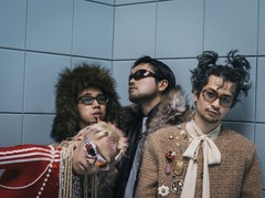 King Gnu、USJで行われた「SO BAD」ライヴ映像公開。無数の超狂暴ゾンビたちと繰り広げる一夜限りの狂乱のパフォーマンス