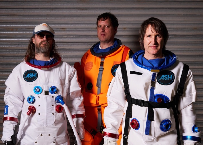 ASH、パワー・ポップの魅力が凝縮したGraham Coxon（BLUR）参加ニュー・アルバム『Ad Astra』本日10/3配信。日本盤CDは豪華ボートラ収録でツアー会場先行発売。喜多建介（アジカン）からコメントも