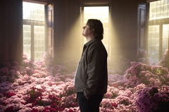 Lewis Capaldi、前へ進む苦闘を描くニュー・シングル「Almost」リリース。約2年ぶりのカムバック後3作目