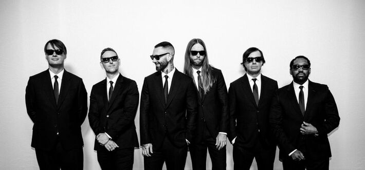 MAROON 5、楽曲「Girls Like You」が日本テレビ系"ザ！世界仰天ニュース"EDテーマ曲に決定。日本限定アルバム『The Singles Collection』へ本人コメントも