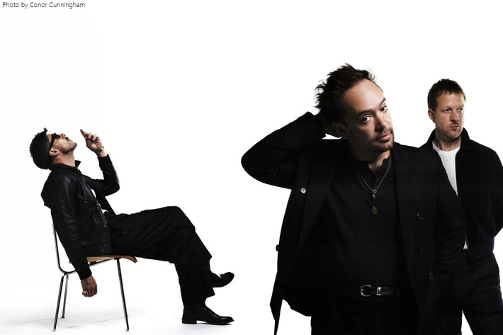 MUMFORD & SONS、ニュー・アルバム『Prizefighter』来年2/13リリース決定。アイルランド孤高のシンガー Hozierゲストに迎えた新曲「Rubber Band Man」公開