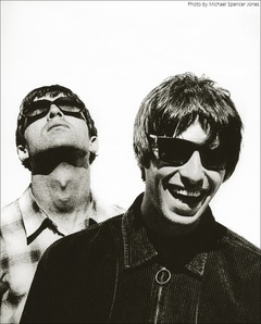 OASIS、『(What's The Story) Morning Glory?』限定7インチ・シングルBOX 12/12発売決定。「Wonderwall」いしわたり淳治の新対訳による日本語字幕付きMV公開