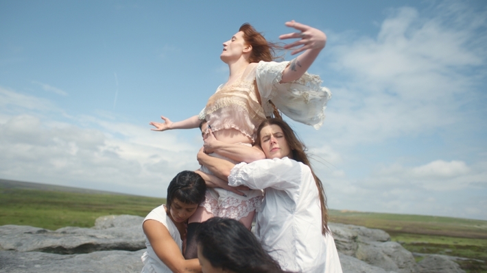 FLORENCE + THE MACHINE、ニュー・アルバム『Everybody Scream』より神秘的な新曲「Sympathy Magic」MVと共にリリース。米TV番組でのパフォーマンス映像公開