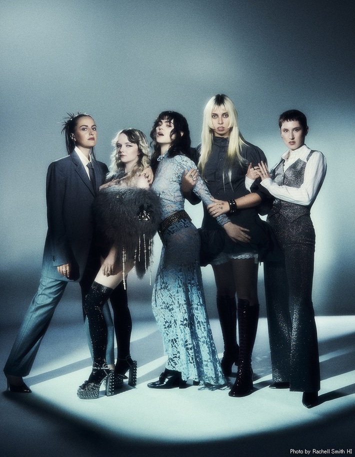 THE LAST DINNER PARTY、2ndアルバム『From The Pyre』より先行シングル「Second Best」リリース＆リリック・ビデオ公開