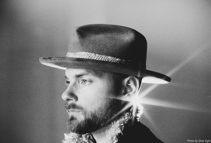 アイスランドのシンガー・ソングライター Ásgeir、ニュー・アルバム『Julia』より2ndシングル「Smoke」リリース&ライヴ・セッション・ビデオ公開