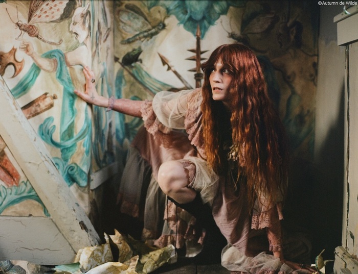 FLORENCE + THE MACHINE、ニュー・アルバム『Everybody Scream』より表題曲の和訳付きMV公開。米ラジオでの「Which Witch」とLADY GAGA「Abracadabra」マッシュアップ・カバーも
