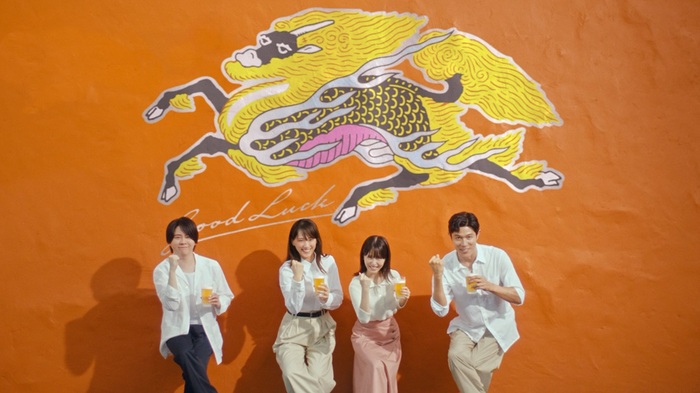 Mrs. GREEN APPLE出演、"キリングッドエール"新TV-CM順次OA開始。約200名のビッグ・バンドと「GOOD DAY」演奏。綾瀬はるか、浜辺美波、鈴木亮平と共演。メイキング＆特別ロングver.も公開