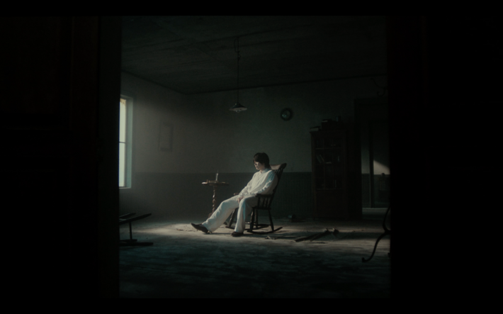 Mrs. GREEN APPLE、映画"#真相をお話しします"主題歌「天国」オフィシャル・リリック・ビデオ公開。大森元貴が歌い紡いでいく様をワンカット長回しで撮影