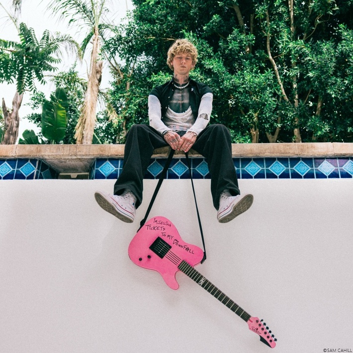 MGK、アルバム『Tickets To My Downfall』に未発表曲5曲を追加した5周年盤リリース。5曲のビデオも公開