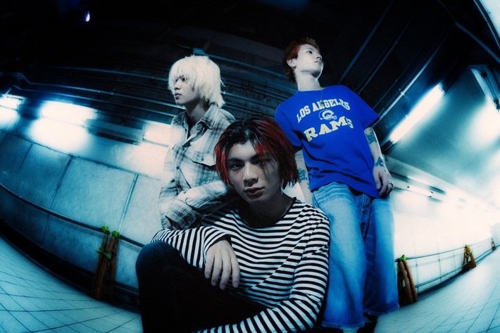 3ピース"ハイパーギターロック"バンド redmarker、約2年ぶりEP『FROM DANCE FLOOR WITH LUV』本日10/8リリース。来年2月ワンマン・ライヴ開催