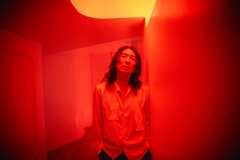 吉井和哉、ドラマ"そこから先は地獄"主題歌の新曲「甘い吐息を震わせて」MV 11/4プレミア公開決定。監督は20年ぶりのタッグとなる竹内スグル