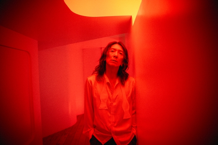 吉井和哉、ドラマ"そこから先は地獄"主題歌の新曲「甘い吐息を震わせて」MV 11/4プレミア公開決定。監督は20年ぶりのタッグとなる竹内スグル