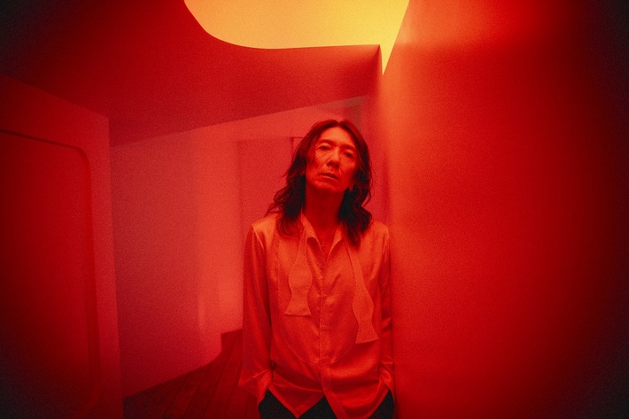 吉井和哉、新曲「甘い吐息を震わせて」リリック・ビデオ明日10/8 20時プレミア公開。本人撮影写真＆タイアップ・ドラマ"そこから先は地獄"本編映像使用