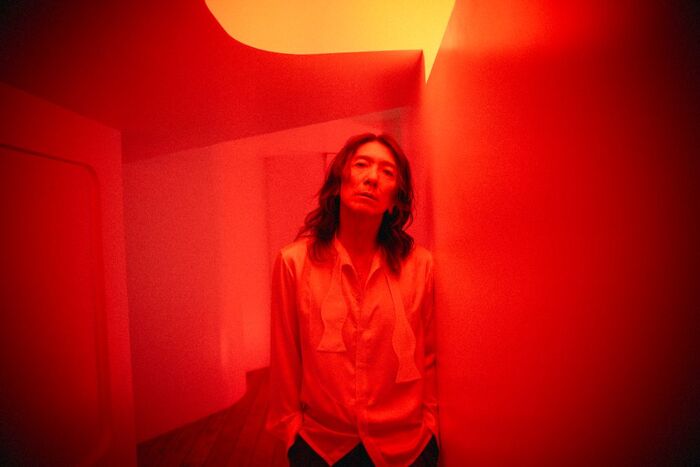 吉井和哉、新曲「甘い吐息を震わせて」MV撮影裏側を編集した"BEHIND THE SCENES"公開