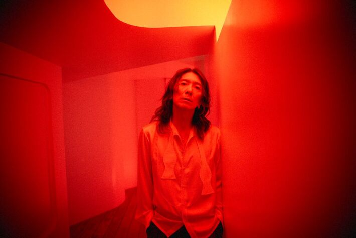 吉井和哉、新曲「甘い吐息を震わせて」MV撮影裏側を編集した"BEHIND THE SCENES"公開