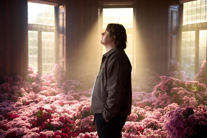 Lewis Capaldi、最新EP『Survive』本日11/14リリース。収録曲「The Day That I Die」ヴィジュアライザー公開
