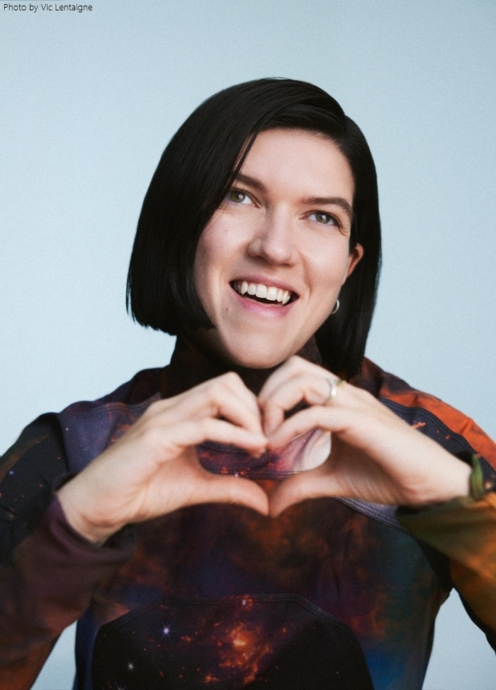 Romy（THE XX）、新曲「Love Who You Love」リリース＆MV公開。プロデュースにBloodPop®、Jamie xxが参加