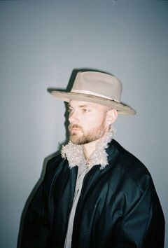 アイスランドのシンガー・ソングライター Ásgeir、ニュー・アルバム『Julia』より3rdシングル「Sugar Clouds」リリース＆ライヴ・セッション・ビデオ公開