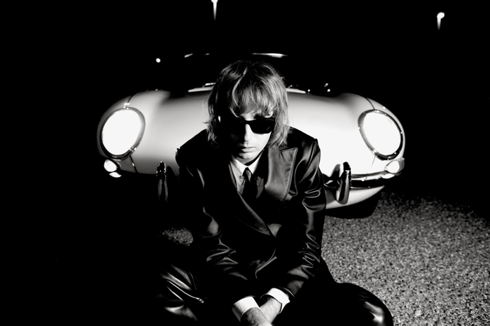 MÅNESKINのギタリスト Thomas Raggi、プロデューサーにTom Morello迎えた初ソロ・アルバム『Masquerade』12/5リリース決定。Chad Smith、ハマ・オカモト等豪華アーティスト参加