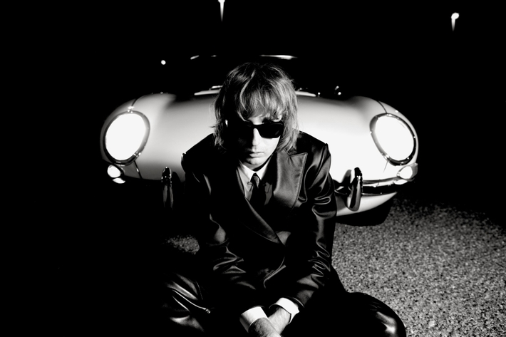 MÅNESKINのギタリスト Thomas Raggi、プロデューサーにTom Morello迎えた初ソロ・アルバム『Masquerade』12/5リリース決定。Chad Smith、ハマ・オカモト等豪華アーティスト参加