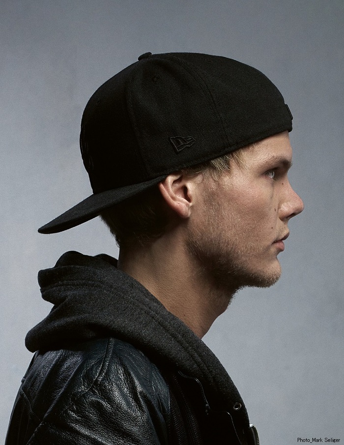 AVICII、アルバム『Stories』発売10周年を記念しミニ・ドキュメンタリー・シリーズが字幕付きで公開。第1弾はAlex Ebertをフィーチャーしたヒット曲「For A Better Day」制作風景