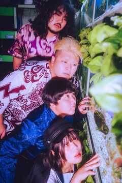 超☆社会的サンダル、"オニザワマシロ生誕祭2025"ゲストにお笑い芸人 はるかぜに告ぐ出演決定。新キー・ヴィジュアル&アー写公開