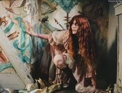 FLORENCE + THE MACHINE、新アルバムにオーケストラ・アレンジ加えた『Everybody Scream（Chamber Version）』急遽リリース。「Buckle」ヴィジュアライザー公開。パフォーマンス動画も