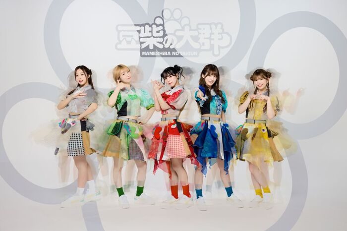 豆柴の大群、ビッケブランカ書き下ろし曲「ぱわうぇいっ！」＆新曲「りステップ」MV連続公開。12/10に最新ベスト・アルバム"クロちゃんセレクト版"リリース＆6周年公演開催