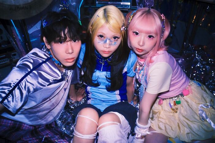 大阪発"ネオキューティーロックバンド"三四少女、新曲「占いたいっ！」来年1/7リリースを発表。メンバーが占い師に扮した妖しげなジャケ写公開