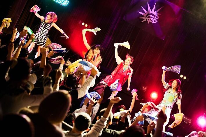 松隈ケンタ総合プロデュースのガールズ・グループ Girls be bad、"第2章"で"Girls be ba(n)d"名乗りバンド活動に挑戦。ロックの聖地 下北沢SHELTERにて来年5/17ワンマン発表