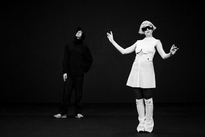 Tom Rowlands（THE CHEMICAL BROTHERS）× Auroraの新ユニット TOMORA、デビュー・シングル「Ring The Alarm」リリース＆MV公開