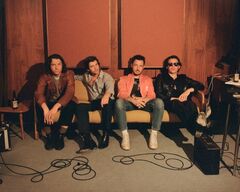 ARCTIC MONKEYS、4年ぶりの新曲「Opening Night」リリース＆ヴィジュアライザー公開。チャリティ・アルバム『Help(2)』に収録