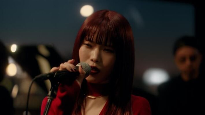 アイナ・ジ・エンド、1/26よりOAの"メーカーズマーク"新CM"『異星人たち』篇"に出演。CMソングでキリンジ「エイリアンズ」カバー