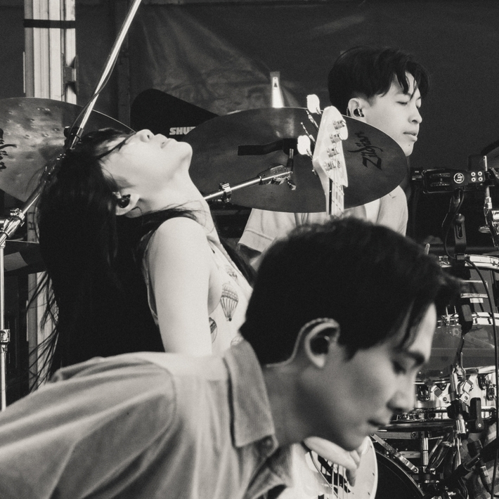 ELEPHANT GYM、初のフル・ライヴ映像作品＆ライヴ・アルバム『The World Tour Live In Tokyo』リリース。『Live In The World』配信も