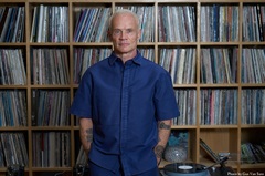 RED HOT CHILI PEPPERSのベーシスト Flea、初のソロ・アルバム『Honora』3/27リリース。新曲「Traffic Lights (Feat. Thom Yorke)」配信スタート