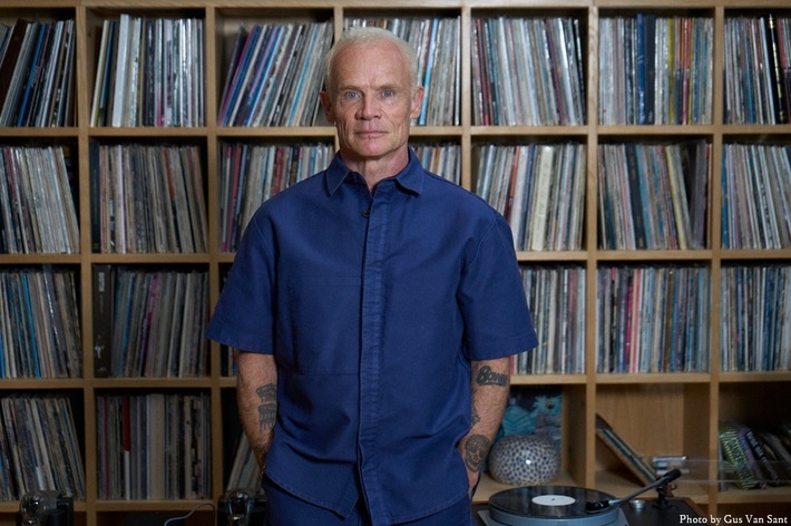 RED HOT CHILI PEPPERSのベーシスト Flea、初のソロ・アルバム『Honora』3/27リリース。新曲「Traffic Lights (Feat. Thom Yorke)」配信スタート