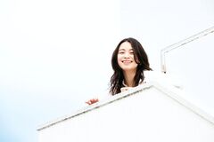 片平里菜、10thシングル『愛するたび』4/1リリース。カップリングに代表曲「女の子は泣かない」セルフカバーも収録