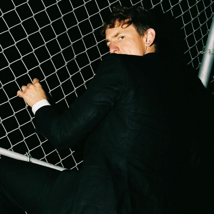 BIG THIEFのギタリスト Buck Meek、ニュー・アルバム『The Mirror』2/27リリース。新曲「Gasoline」MV公開