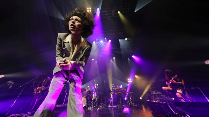 ドレスコーズ、最新ライヴ映像作品『grotesque human』から「ミスフィッツ」映像公開。発売記念ポップアップ開催も決定