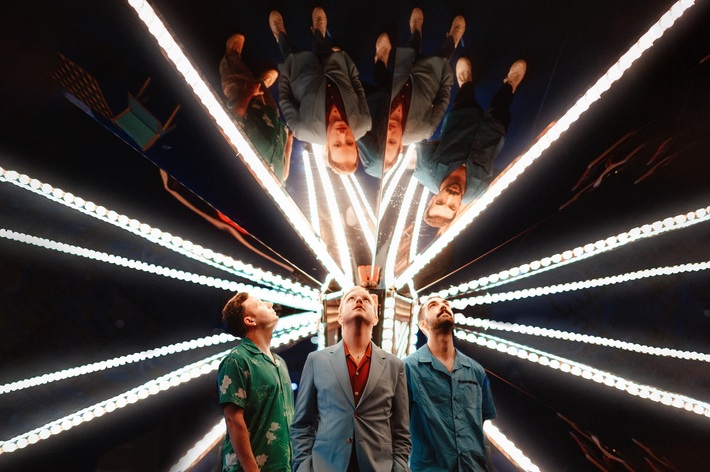 TWO DOOR CINEMA CLUB、デビュー・アルバム『Tourist History』収録曲「This Is The Life」MV公開