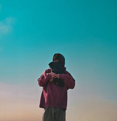 京都出身のシンガー・ソングライター"ざらばんし"、2026年初シングル「トローチ」本日2/25リリース。新アー写公開