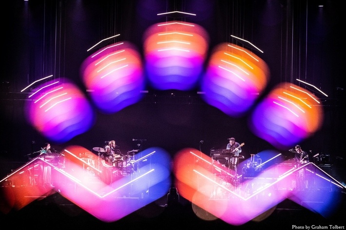 BON IVER、新アーカイヴ・シリーズをスタート。初のノンスタジオ・アルバム『Volumes: One "Selections From Music Concerts 2019-2023 Bon Iver 6 Piece Band"』4/3リリース