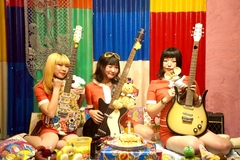 "60'sモダーンビート3ピース"ジェニ・ジェニ、KOGA RECORDSリリース第1弾7インチ・シングル『ジェニ・ジェニ』明日2/18リリース＆20時に収録全3曲MV同時公開