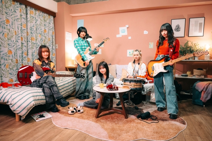 らそんぶる、2ndミニ・アルバム『心の隙間を埋めるのは』よりリード曲「ロングヘアー」MV公開。キャストにはティーンに人気の伊藤彩華が出演