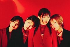 ExWHYZ、DONGROSSOサプライズ出演した超ハッピーな「DON'T CRY」＆バンド・アレンジ冴え渡る「Obsession」ライヴ映像公開。ラスト・ツアー情報は2/16発表